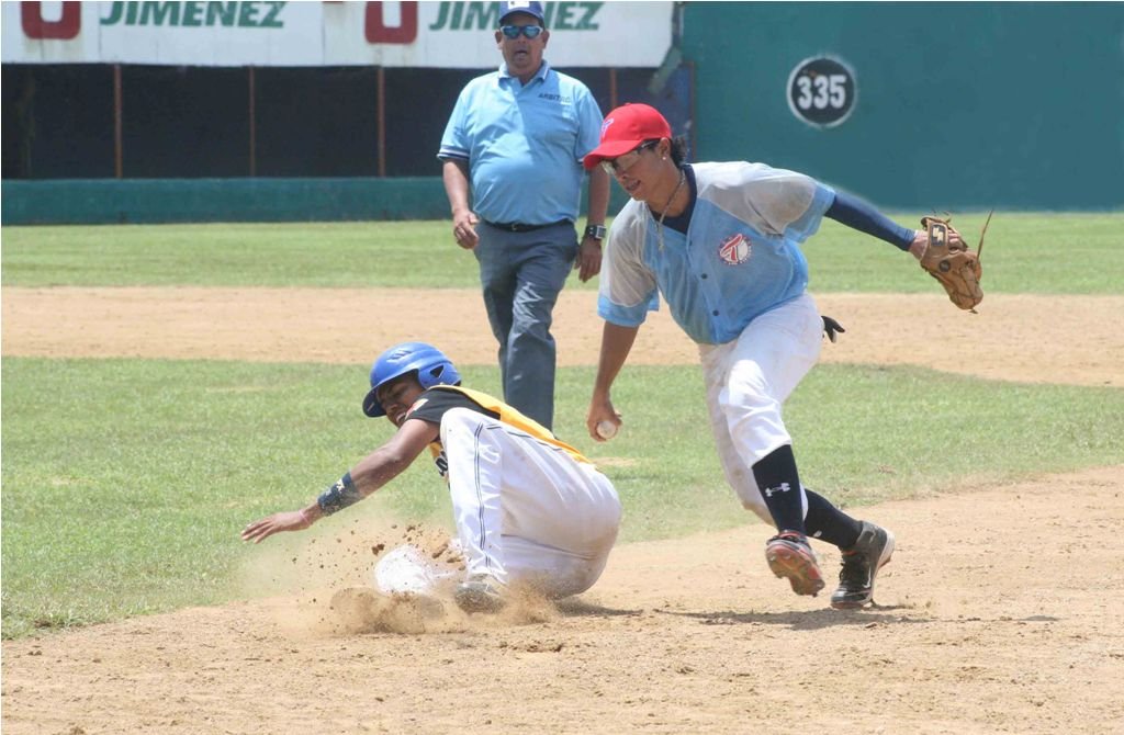 El segunda base de los Típicos de Navarrete pone out a un jugador de los Granjeros de Moca